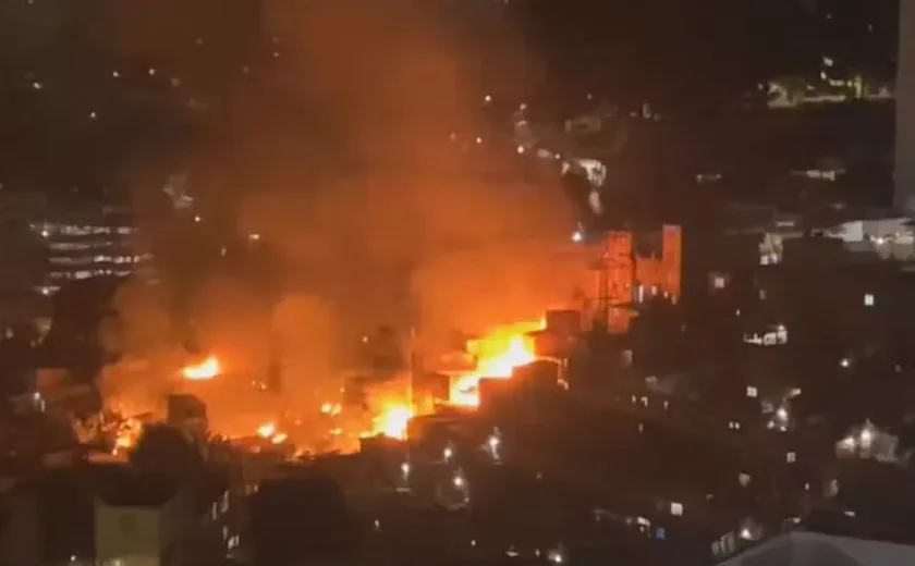 Incêndio de grandes proporções atinge favela e afeta cerca de 300 famílias