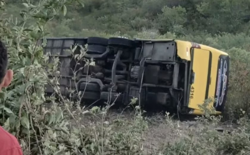 Ônibus com romeiros tomba no Ceará e deixa dois mortos e dezenas de feridos