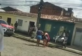 Homem de 25 anos é morto a tiros na porta de casa no bairro Clima Bom, em Maceió