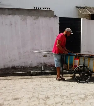 Com baldes nas mãos, moradores do Cleto estão há três meses sofrendo com falta de água