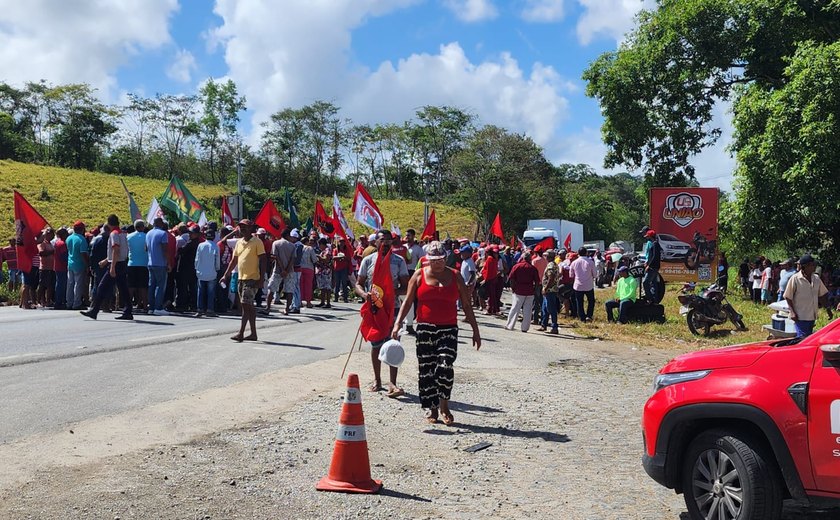 Nas proximidades da massa falida da Usina Laginha, Sem Terras bloqueiam BR-104 e causam transtornos para os condutores