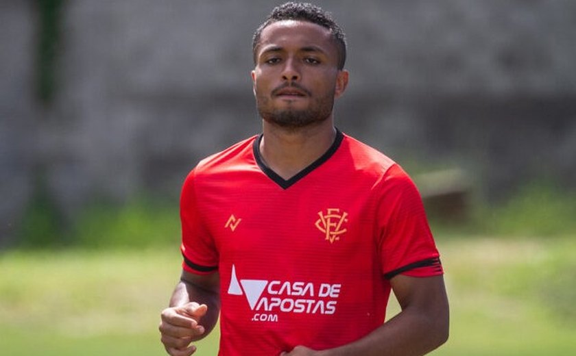 Executivo de futebol do CSA confirma negociações com o lateral-direito Cedric, do Vitória