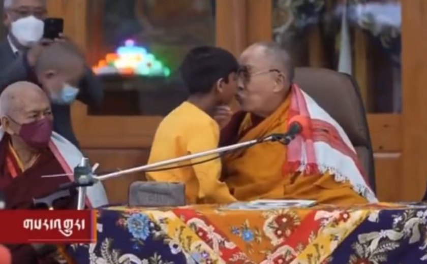 Dalai Lama pede desculpas por vídeo em que beija menino na boca