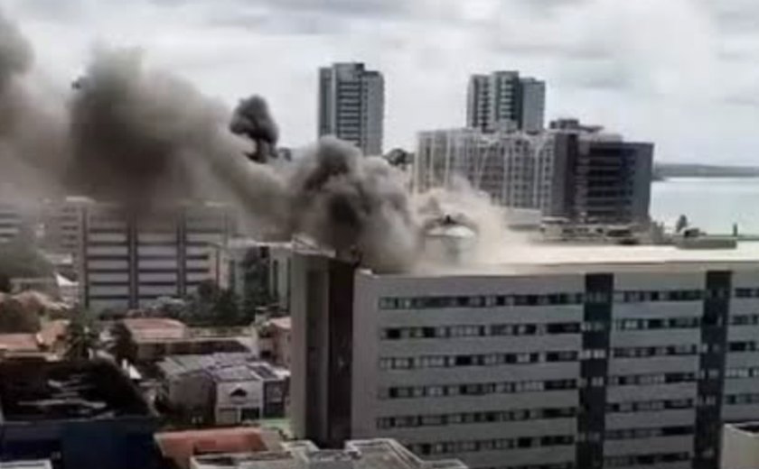 Incêndio atinge cobertura de hotel em Maceió e mobiliza bombeiros