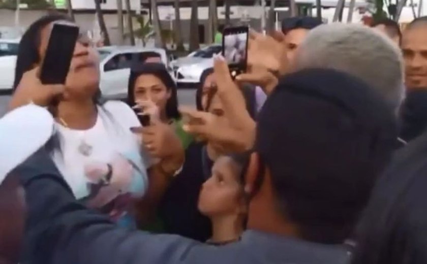 Vídeo: Mulher chama Carlinhos Maia de 'ridículo' e tenta agredir humorista na Orla de Maceió