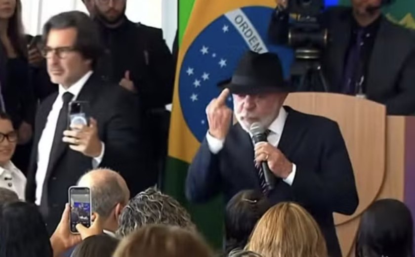 Lula faz gesto obsceno durante evento oficial do governo ao rebater que 'pobre não gosta de coisa boa'