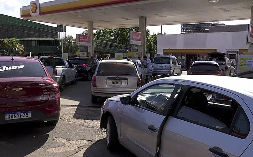 Gasolina por metade do preço na Argentina gera fila de brasileiros