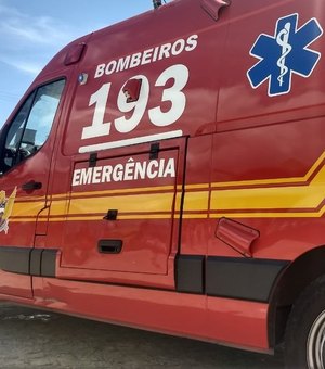 Motorista fica preso às ferragens após carreta tombar no BR-101