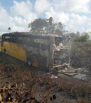 Ônibus de turismo pega fogo após atolar em estrada de barro, em Marechal Deodoro