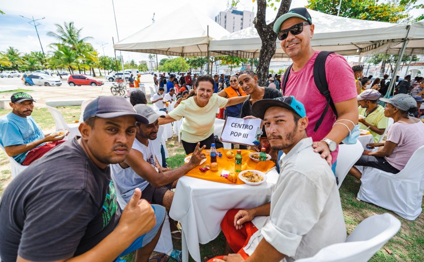 Prefeitura de Maceió realiza primeiro almoço de Páscoa para pessoas em situação de rua