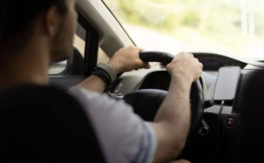 É FAKE que motoristas de aplicativo pagarão 26,5% de imposto em 2026