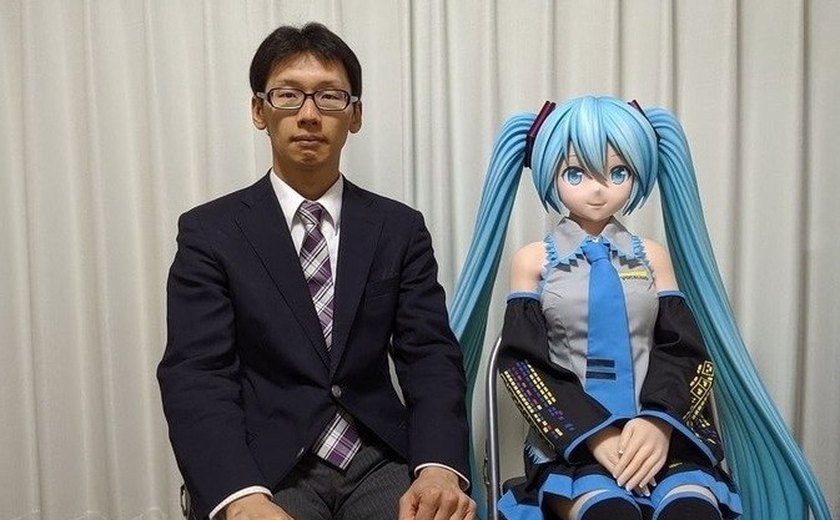 Japonês casado com holograma de personagem fictício vive crise de relacionamento