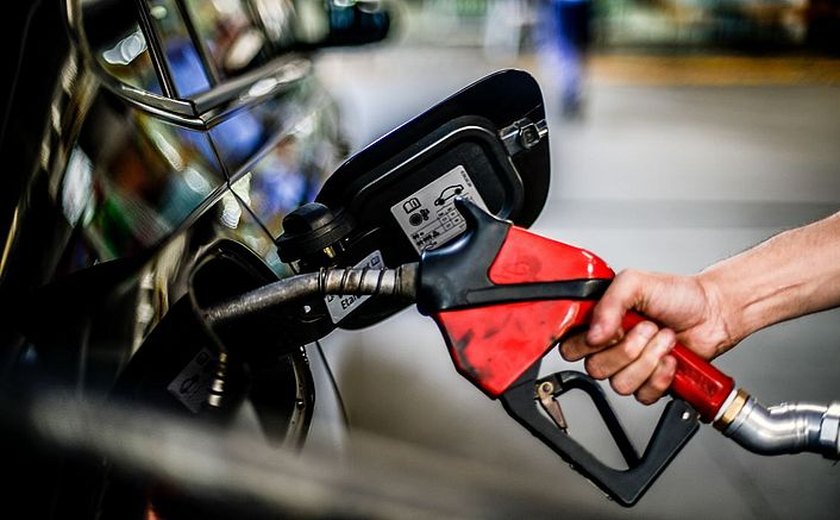 Gasolina deve ficar mais cara em julho com volta de impostos