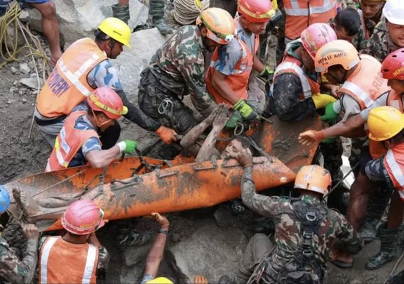Resgate no Nepal: dois trabalhadores são encontrados vivos após 9 dias soterrados em túnel