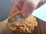 Cliente encontra cabeça de galinha empanada em pedido de rede de fast food