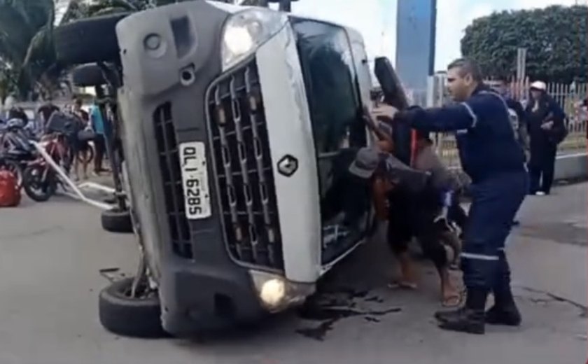 Ambulância capota após colisão com ônibus na Fernandes Lima em Maceió
