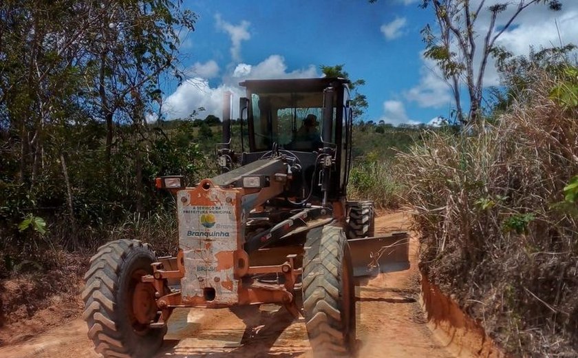 Prefeitura de Branquinha mantém frente de trabalho nas estradas de acesso à zona rural