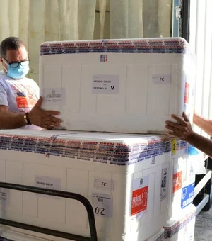 Alagoas recebe 72.990 doses de vacinas contra a Covid-19 nesta terça