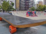 Skate gigante de 8 metros é instalado na Praça do Skate em Maceió