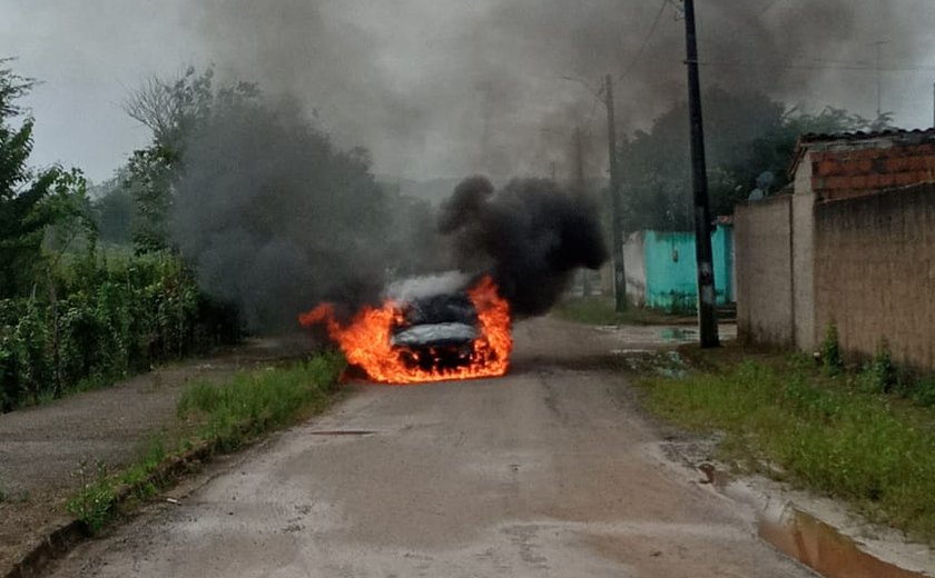 Veículo incendeia e fica totalmente destruído no Conjunto Armando Lyra, em São José da Laje