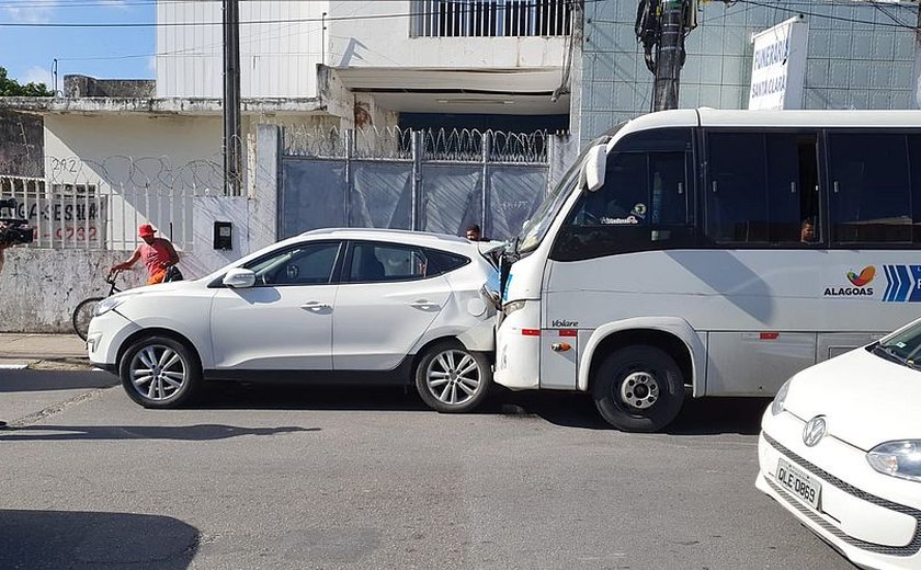 Micro-ônibus atinge carros no Centro de Maceió; um deles tinha 5 botijões de gás na mala