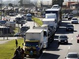 Caminhoneiros e taxistas recebem auxílio nesta terça