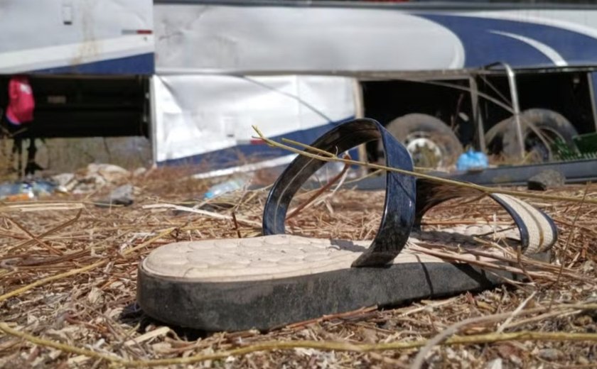 Ônibus com romeiros; polícia diz que motorista não freou em curva