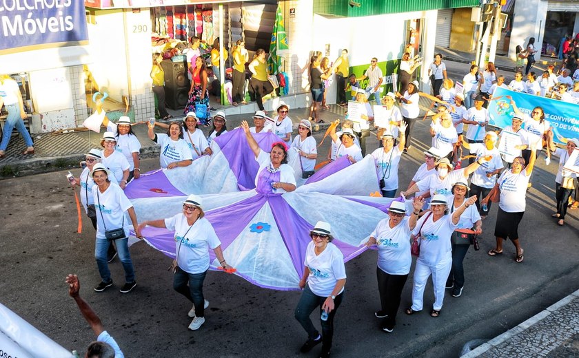 Desfile pelas ruas da cidade abre a II Semana da Pessoa Idosa Palmeirense