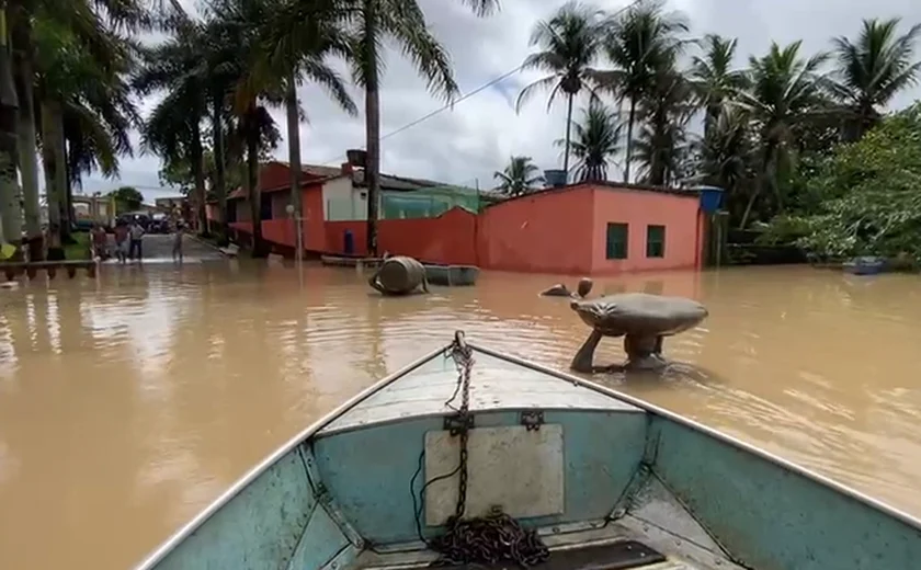 Estátuas do centro de Porto Calvo, AL, são quase cobertas pela água após cheia do rio