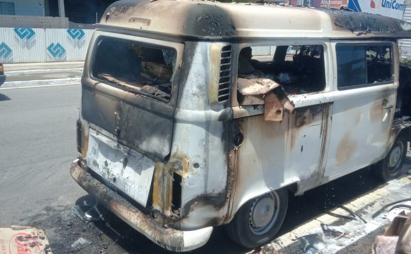 Kombi carregada com mantimentos pega fogo em avenida de Maceió