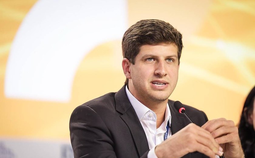 Prefeito de Recife recua e cancela nomeação de filho de procuradora