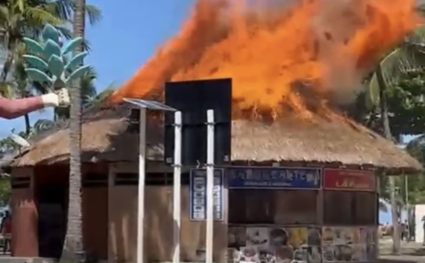 Incêndio destrói barraca na orla da Pajuçara, em Maceió