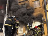 Um dia depois, Corpo de Bombeiros controla incêndio em depósito de pneus no Centro