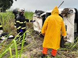 Veículo capota com casal e filhos em Marechal Deodoro; bombeiros são acionados