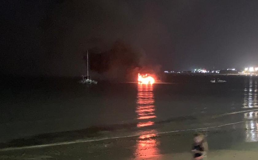 Embarcação pega fogo no mar de Ponta Verde, em Maceió