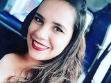 Mulher é achada morta com filha dormindo no colo; marido é suspeito