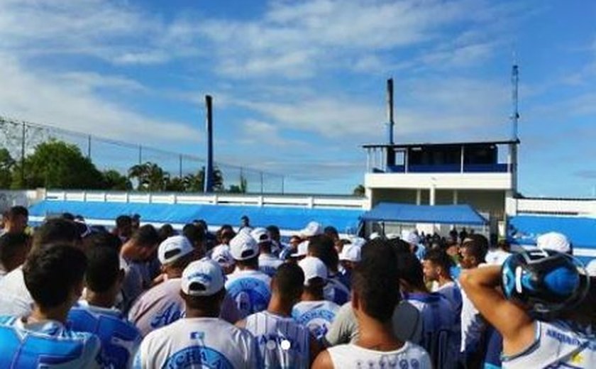 Torcedores do CSA vão ao CT do Nelsão para cobrar Mozart e jogadores