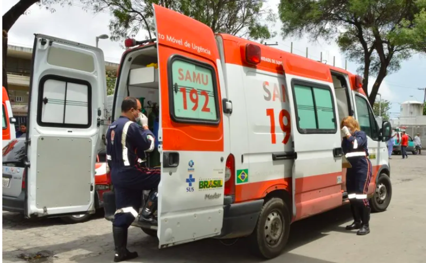 Após motorista perder controle do veículo, carro capota e cai em ribanceira, na AL-115