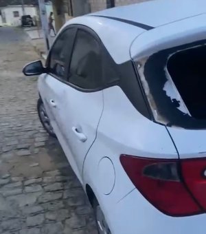 Mulher “surta” e apedreja carro de vereador em São José da Laje