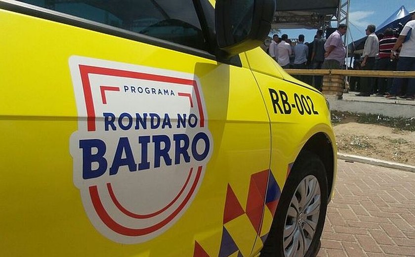 Homem é atingido com duas facadas no pescoço e socorrido por agentes da Ronda do Bairro em Maceió