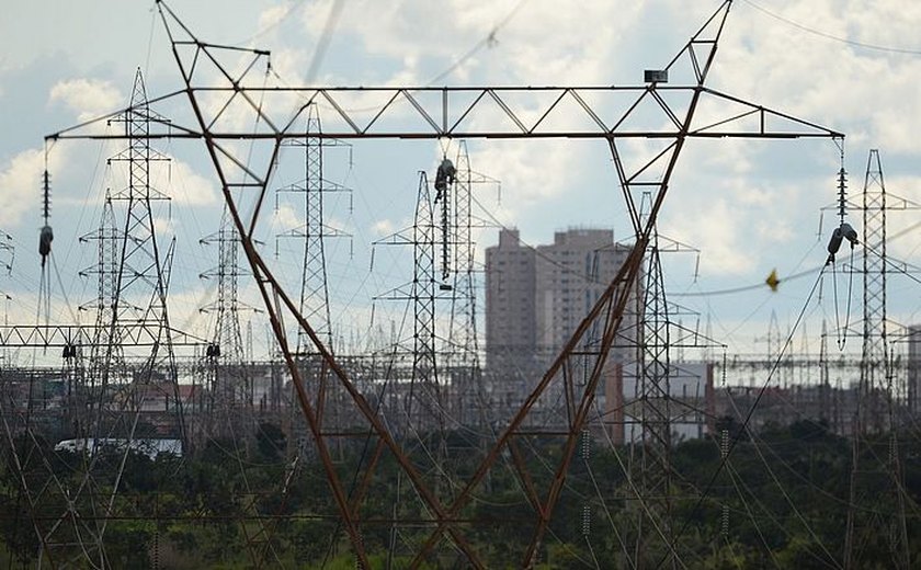 Apagão deixa Alagoas e outros estados do Brasil sem energia elétrica na manhã desta terça