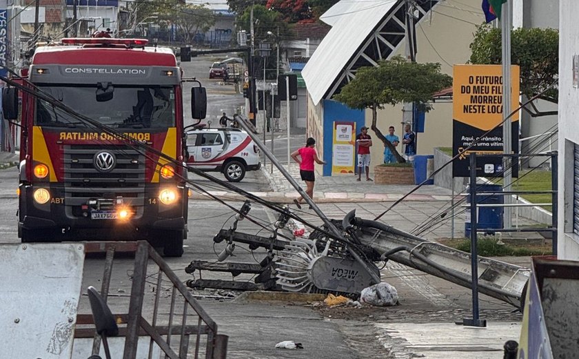 Poste de Energia Cai Próximo ao Supermercado Globo e causa queda de Energia