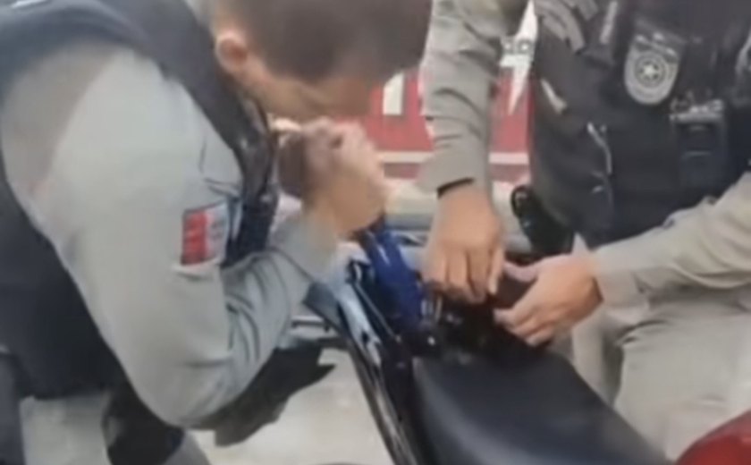 Policiais apreendem arma escondida e detêm homem suspeito após perseguição em Maceió