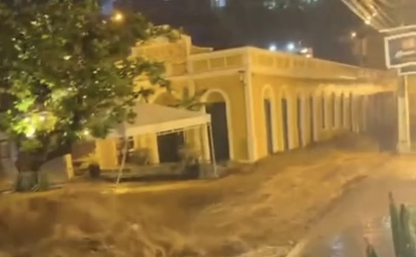 Chuvas fortes alagam centro histórico de Piranhas, no Sertão de Alagoas. Defesa Civil mantém alerta