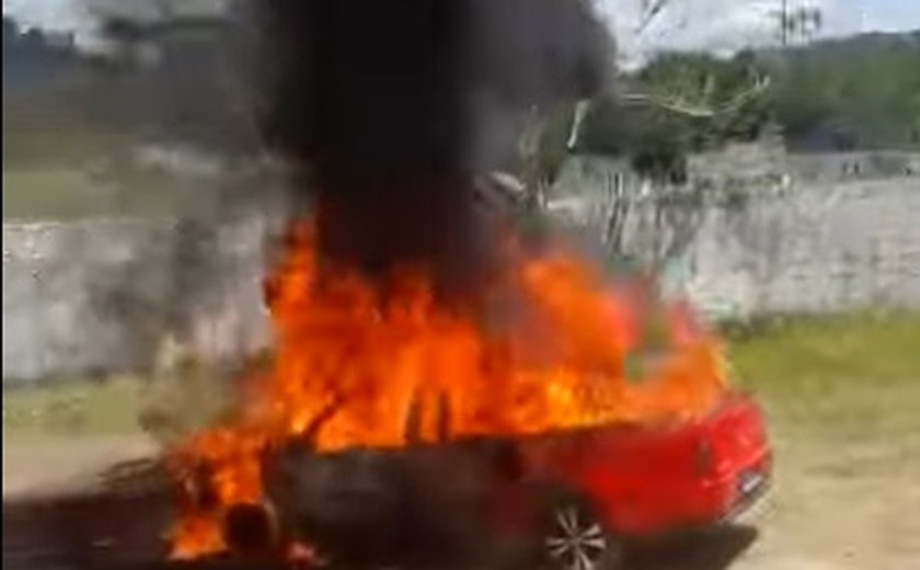 Veículo pega fogo em Satuba e bombeiros são acionados; veja vídeo