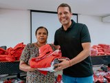 Remi Filho inicia gestão com entrega de uniformes para servidores da limpeza urbana
