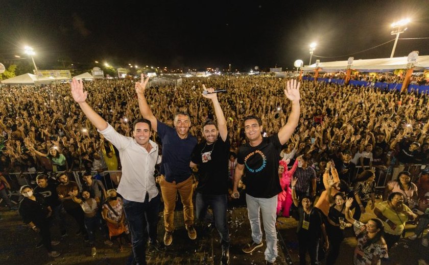 Prefeito JHC entrega Rota do Mar em festa com mais de 70 mil pessoas