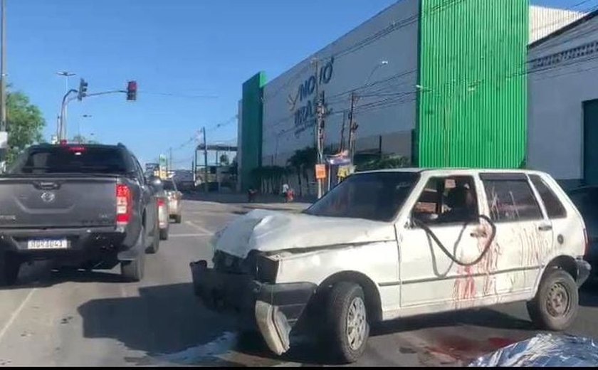 Homem morre após colisão entre carro de passeio e caminhão, na BR-104