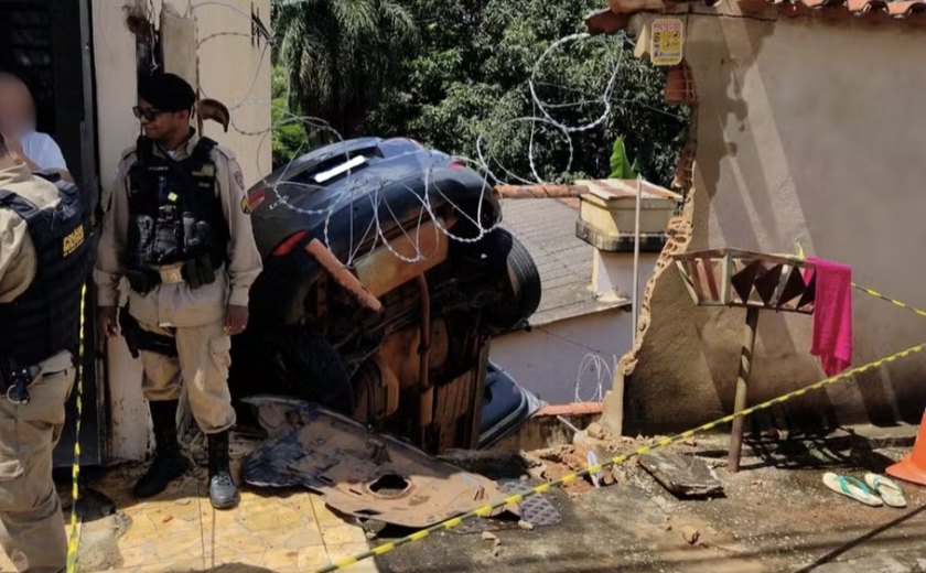 Menino de 9 anos destrava freio de mão e carro invade casa em Paracatu (MG)