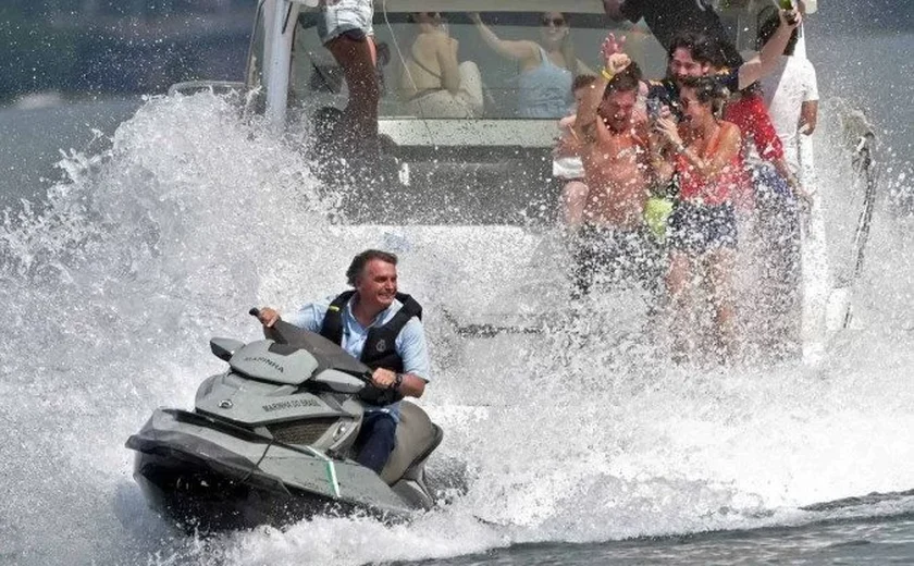 De jet-ski, Bolsonaro vai a ‘lanchaciata’ e defende ato de 7 de setembro